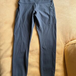 Lululemon black High Rise legging 28” with side pocket.  Size 6